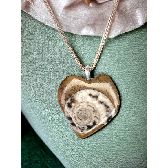 Chunky Heart Silver Tone Brown Shell Ammonite Fossil Pendant Necklace 18" - Picture 1 of 3